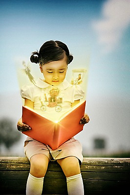 JPG 편집이미지 여자 어린이 상상 동화 한명 앉기 상반신 야외 앞모습 그래픽 책 독서 한국인 디지털합성 홀로그램 디지털아트 소녀한명만 편집실사 1 뷰포인트 모션 사람 동양인 CG 여자한명만 소녀만 파일형식