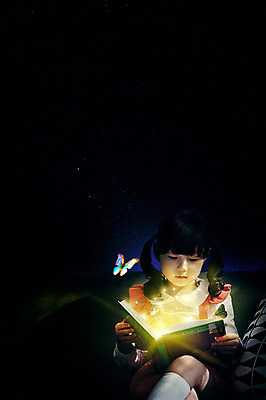 JPG 편집이미지 여자 어린이 나비 상상 동화 한명 앉기 상반신 앞모습 그래픽 책 독서 한국인 야간 디지털합성 홀로그램 디지털아트 소녀한명만 편집실사 자연요소 1 뷰포인트 곤충 모션 사람 동양인 CG 여자한명만 소녀만 파일형식