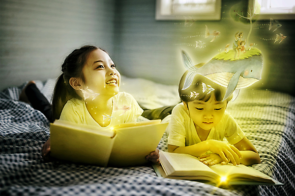 JPG 편집이미지 여자 남자 어린이 엎드리기 상상 동화 남매 상반신 두명 앞모습 그래픽 책 독서 한국인 침대 고래 디지털합성 홀로그램 디지털아트 어린이만 편집실사 뷰포인트 가구 포유류 가족 모션 사람 동양인 수중동물 CG 파일형식