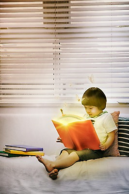 JPG 전신 편집이미지 남자 어린이 무지개 상상 동화 한명 앉기 앞모습 그래픽 책 소파 독서 한국인 디지털합성 홀로그램 디지털아트 소년한명만 편집실사 자연요소 1 뷰포인트 의자 모션 사람 동양인 CG 남자한명만 소년만 파일형식