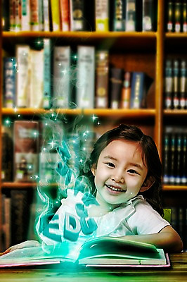 JPG 편집이미지 여자 어린이교육 교육 어린이 상상 동화 한명 미소 앉기 상반신 앞모습 그래픽 책 독서 한국인 서재 디지털합성 홀로그램 디지털아트 소녀한명만 편집실사 1 뷰포인트 모션 표정 사람 동양인 CG 여자한명만 소녀만 파일형식