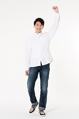 포토 JPG 스튜디오촬영 전신 남자 실내 한명 서기 웃음 손짓 성인 앞모습 30대 손들기 파이팅 한국인 자신감 흰배경 긍정 성인남자한명만 국내포토 1 감정 뷰포인트 백그라운드 컨셉 모션 표정 사람 동양인 내부 장년 흰색 남자한명만 성인남자만 파일형식