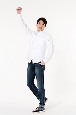 포토 JPG 스튜디오촬영 전신 남자 실내 한명 서기 웃음 손짓 성인 앞모습 30대 손들기 파이팅 한국인 자신감 흰배경 긍정 성인남자한명만 국내포토 1 감정 뷰포인트 백그라운드 컨셉 모션 표정 사람 동양인 내부 장년 흰색 남자한명만 성인남자만 파일형식