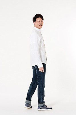 포토 JPG 스튜디오촬영 전신 남자 실내 한명 서기 웃음 성인 옆모습 30대 한국인 뒤돌아보기 흰배경 성인남자한명만 국내포토 1 뷰포인트 백그라운드 모션 표정 사람 동양인 내부 장년 흰색 남자한명만 성인남자만 파일형식