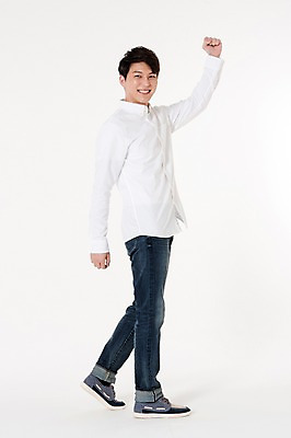 포토 JPG 스튜디오촬영 전신 남자 실내 한명 서기 웃음 성인 옆모습 30대 손들기 파이팅 한국인 자신감 흰배경 긍정 성인남자한명만 국내포토 1 감정 뷰포인트 백그라운드 컨셉 모션 표정 사람 동양인 내부 장년 흰색 남자한명만 성인남자만 파일형식 컬러 인종 남자만 성인만