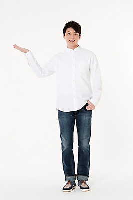 포토 JPG 스튜디오촬영 전신 남자 안내 실내 한명 서기 웃음 손짓 성인 앞모습 30대 한국인 가리킴 알림 흰배경 긍정 성인남자한명만 국내포토 1 뷰포인트 백그라운드 컨셉 모션 표정 사람 동양인 내부 장년 흰색 남자한명만 성인남자만 파일형식