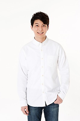 포토 JPG 스튜디오촬영 남자 실내 한명 서기 웃음 상반신 성인 앞모습 30대 한국인 흰배경 주머니손 성인남자한명만 국내포토 1 뷰포인트 백그라운드 모션 표정 사람 동양인 내부 장년 흰색 남자한명만 성인남자만 파일형식