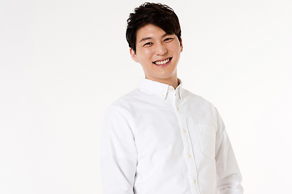 포토 JPG 스튜디오촬영 남자 실내 한명 서기 웃음 상반신 성인 앞모습 30대 한국인 흰배경 성인남자한명만 국내포토 1 뷰포인트 백그라운드 모션 표정 사람 동양인 내부 장년 흰색 남자한명만 성인남자만 파일형식