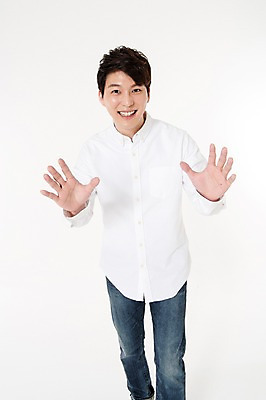 포토 JPG 스튜디오촬영 남자 실내 한명 서기 웃음 손짓 상반신 성인 앞모습 30대 한국인 흰배경 성인남자한명만 국내포토 1 뷰포인트 백그라운드 모션 표정 사람 동양인 내부 장년 흰색 남자한명만 성인남자만 파일형식 컬러 인종 남자만 성인만