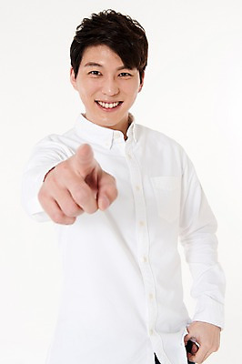 포토 JPG 스튜디오촬영 남자 실내 한명 서기 웃음 손짓 상반신 성인 앞모습 30대 한국인 가리킴 흰배경 성인남자한명만 국내포토 1 뷰포인트 백그라운드 모션 표정 사람 동양인 내부 장년 흰색 남자한명만 성인남자만 파일형식