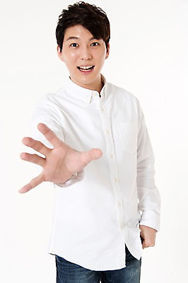 포토 JPG 스튜디오촬영 남자 실내 한명 서기 웃음 손짓 상반신 성인 앞모습 30대 한국인 손내밀기 흰배경 성인남자한명만 국내포토 1 뷰포인트 백그라운드 모션 표정 사람 동양인 내부 장년 흰색 남자한명만 성인남자만 파일형식