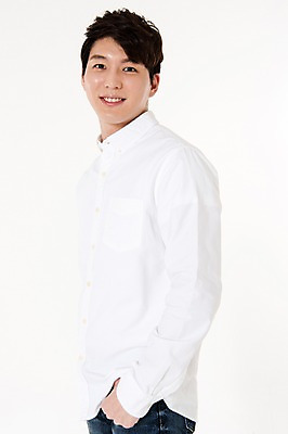 포토 JPG 스튜디오촬영 남자 실내 한명 서기 웃음 상반신 성인 옆모습 30대 한국인 흰배경 주머니손 성인남자한명만 국내포토 1 뷰포인트 백그라운드 모션 표정 사람 동양인 내부 장년 흰색 남자한명만 성인남자만 파일형식