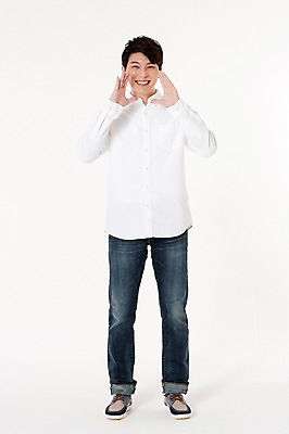 포토 JPG 스튜디오촬영 전신 남자 실내 말하기 한명 서기 웃음 손짓 성인 앞모습 30대 외침 한국인 흰배경 성인남자한명만 국내포토 1 뷰포인트 백그라운드 모션 표정 사람 동양인 내부 장년 소리 흰색 남자한명만 성인남자만 파일형식
