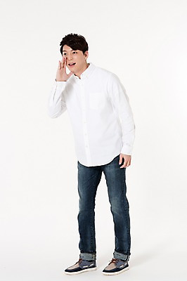 포토 JPG 스튜디오촬영 전신 응시 남자 실내 말하기 한명 서기 손짓 성인 앞모습 30대 한국인 귓속말 흰배경 성인남자한명만 국내포토 1 시선 뷰포인트 백그라운드 모션 사람 동양인 내부 장년 흰색 남자한명만 성인남자만 파일형식