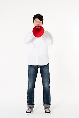 포토 JPG 스튜디오촬영 전신 남자 실내 말하기 한명 서기 들기 성인 앞모습 30대 확성기 외침 한국인 알림 흰배경 성인남자한명만 국내포토 1 뷰포인트 백그라운드 모션 사람 동양인 내부 장년 소리 흰색 남자한명만 성인남자만 파일형식