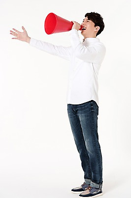 포토 JPG 스튜디오촬영 전신 남자 실내 한명 서기 웃음 들기 성인 옆모습 30대 확성기 외침 한국인 알림 흰배경 손뻗기 성인남자한명만 국내포토 1 뷰포인트 백그라운드 모션 표정 사람 동양인 내부 장년 소리 흰색 남자한명만 성인남자만 파일형식