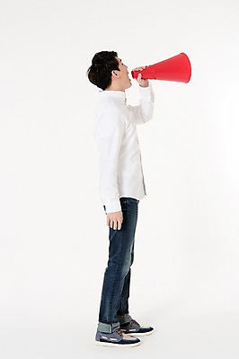 포토 JPG 스튜디오촬영 전신 남자 실내 한명 서기 들기 성인 옆모습 30대 확성기 외침 한국인 알림 흰배경 성인남자한명만 국내포토 1 뷰포인트 백그라운드 모션 사람 동양인 내부 장년 소리 흰색 남자한명만 성인남자만 파일형식