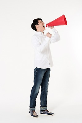 포토 JPG 스튜디오촬영 전신 남자 실내 한명 서기 들기 성인 옆모습 30대 확성기 외침 한국인 알림 흰배경 절규 성인남자한명만 국내포토 1 뷰포인트 백그라운드 모션 사람 동양인 내부 장년 소리 흰색 남자한명만 성인남자만 파일형식