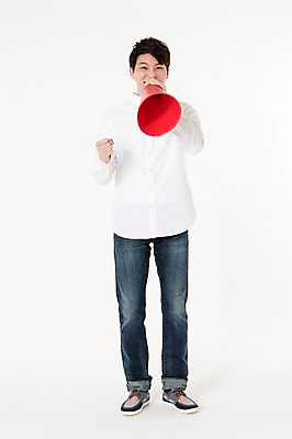 포토 JPG 스튜디오촬영 전신 남자 실내 말하기 한명 서기 웃음 들기 성인 앞모습 30대 확성기 외침 주먹 한국인 알림 흰배경 성인남자한명만 국내포토 1 뷰포인트 백그라운드 모션 표정 사람 동양인 내부 장년 소리 흰색 남자한명만 성인남자만 파일형식