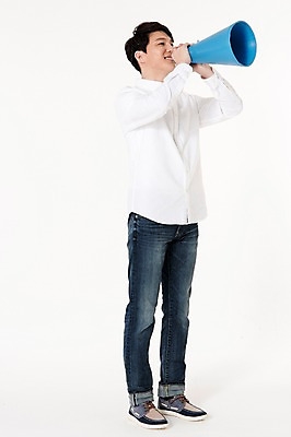 포토 JPG 스튜디오촬영 전신 남자 실내 말하기 한명 서기 웃음 들기 성인 옆모습 30대 확성기 외침 한국인 알림 흰배경 성인남자한명만 국내포토 1 뷰포인트 백그라운드 모션 표정 사람 동양인 내부 장년 소리 흰색 남자한명만 성인남자만 파일형식