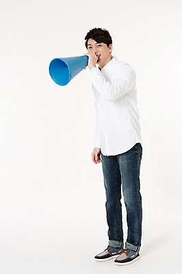 포토 JPG 스튜디오촬영 전신 남자 실내 말하기 한명 서기 웃음 들기 성인 옆모습 30대 확성기 외침 한국인 알림 흰배경 성인남자한명만 국내포토 1 뷰포인트 백그라운드 모션 표정 사람 동양인 내부 장년 소리 흰색 남자한명만 성인남자만 파일형식