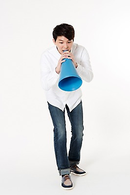 포토 JPG 스튜디오촬영 전신 남자 실내 말하기 한명 서기 들기 성인 앞모습 30대 확성기 외침 한국인 알림 흰배경 성인남자한명만 국내포토 1 뷰포인트 백그라운드 모션 사람 동양인 내부 장년 소리 흰색 남자한명만 성인남자만 파일형식