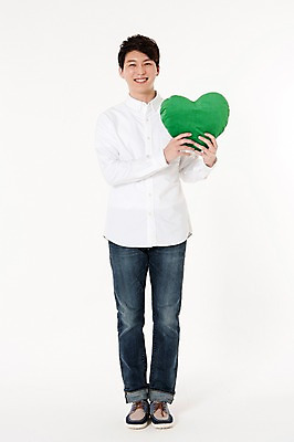 포토 JPG 스튜디오촬영 전신 남자 쿠션 실내 한명 서기 웃음 들기 성인 앞모습 30대 자연보호 그린캠페인 한국인 에너지 하트 흰배경 하트쿠션 성인남자한명만 국내포토 모양 1 캠페인 뷰포인트 백그라운드 모션 자연 표정 사람 동양인 내부 장년 흰색 보호 남자한명만 성인남자만 파일형식