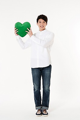 포토 JPG 스튜디오촬영 전신 남자 쿠션 실내 한명 서기 웃음 들기 성인 앞모습 30대 자연보호 그린캠페인 한국인 에너지 하트 흰배경 하트쿠션 성인남자한명만 국내포토 모양 1 캠페인 뷰포인트 백그라운드 모션 자연 표정 사람 동양인 내부 장년 흰색 보호 남자한명만 성인남자만 파일형식