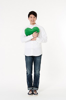 포토 JPG 스튜디오촬영 전신 남자 쿠션 안기 실내 한명 서기 웃음 들기 성인 앞모습 30대 자연보호 그린캠페인 한국인 에너지 하트 흰배경 하트쿠션 성인남자한명만 국내포토 모양 1 캠페인 뷰포인트 백그라운드 모션 자연 표정 사람 동양인 내부 장년 흰색 보호 남자한명만 성인남자만 파일형식
