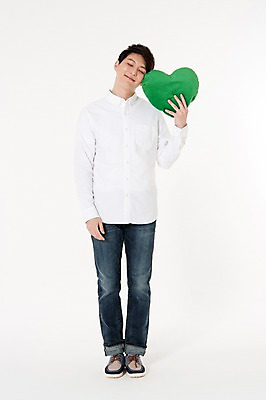 포토 JPG 스튜디오촬영 전신 남자 쿠션 실내 한명 서기 웃음 들기 성인 앞모습 30대 자연보호 그린캠페인 한국인 에너지 하트 흰배경 하트쿠션 성인남자한명만 국내포토 모양 1 캠페인 뷰포인트 백그라운드 모션 자연 표정 사람 동양인 내부 장년 흰색 보호 남자한명만 성인남자만 파일형식