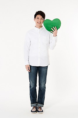 포토 JPG 스튜디오촬영 전신 남자 쿠션 실내 한명 서기 웃음 들기 성인 앞모습 30대 자연보호 그린캠페인 한국인 에너지 하트 흰배경 하트쿠션 성인남자한명만 국내포토 모양 1 캠페인 뷰포인트 백그라운드 모션 자연 표정 사람 동양인 내부 장년 흰색 보호 남자한명만 성인남자만 파일형식