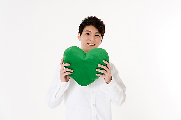 포토 JPG 스튜디오촬영 남자 쿠션 실내 한명 서기 웃음 들기 상반신 성인 앞모습 30대 자연보호 그린캠페인 한국인 에너지 하트 흰배경 하트쿠션 성인남자한명만 국내포토 모양 1 캠페인 뷰포인트 백그라운드 모션 자연 표정 사람 동양인 내부 장년 흰색 보호 남자한명만 성인남자만 파일형식