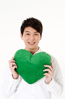 포토 JPG 스튜디오촬영 남자 쿠션 실내 한명 서기 웃음 들기 상반신 성인 앞모습 30대 자연보호 그린캠페인 한국인 에너지 하트 흰배경 하트쿠션 성인남자한명만 국내포토 모양 1 캠페인 뷰포인트 백그라운드 모션 자연 표정 사람 동양인 내부 장년 흰색 보호 남자한명만 성인남자만 파일형식
