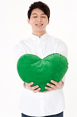 포토 JPG 스튜디오촬영 남자 쿠션 실내 한명 서기 웃음 들기 상반신 성인 앞모습 30대 자연보호 눈감음 그린캠페인 한국인 에너지 하트 흰배경 하트쿠션 성인남자한명만 국내포토 모양 1 캠페인 뷰포인트 백그라운드 모션 자연 표정 사람 동양인 내부 장년 흰색 보호 남자한명만 성인남자만 파일형식