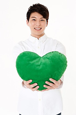 포토 JPG 스튜디오촬영 남자 쿠션 실내 한명 서기 웃음 들기 상반신 성인 앞모습 30대 자연보호 그린캠페인 한국인 에너지 하트 흰배경 하트쿠션 성인남자한명만 국내포토 모양 1 캠페인 뷰포인트 백그라운드 모션 자연 표정 사람 동양인 내부 장년 흰색 보호 남자한명만 성인남자만 파일형식