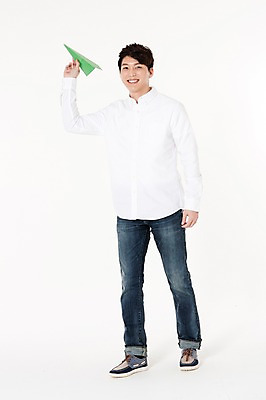 포토 JPG 스튜디오촬영 전신 남자 날리기 실내 한명 서기 웃음 들기 성인 앞모습 30대 자연보호 그린캠페인 한국인 에너지 종이비행기 흰배경 성인남자한명만 국내포토 1 캠페인 뷰포인트 백그라운드 모션 자연 표정 사람 동양인 내부 장년 흰색 보호 종이접기 남자한명만 성인남자만 파일형식