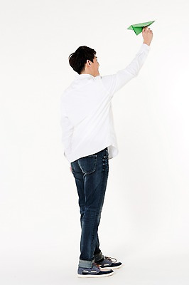 포토 JPG 스튜디오촬영 전신 남자 날리기 실내 한명 서기 들기 성인 뒷모습 30대 자연보호 그린캠페인 한국인 에너지 종이비행기 흰배경 성인남자한명만 국내포토 1 캠페인 뷰포인트 백그라운드 모션 자연 사람 동양인 내부 장년 흰색 보호 종이접기 남자한명만 성인남자만 파일형식