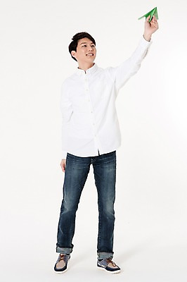 포토 JPG 스튜디오촬영 전신 남자 날리기 실내 한명 서기 웃음 들기 성인 앞모습 30대 자연보호 그린캠페인 한국인 에너지 종이비행기 흰배경 성인남자한명만 국내포토 1 캠페인 뷰포인트 백그라운드 모션 자연 표정 사람 동양인 내부 장년 흰색 보호 종이접기 남자한명만 성인남자만 파일형식