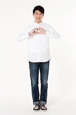포토 JPG 스튜디오촬영 전신 남자 실내 한명 서기 웃음 성인 앞모습 30대 한국인 하트 흰배경 손하트 성인남자한명만 국내포토 모양 1 뷰포인트 백그라운드 모션 표정 사람 동양인 손짓 내부 장년 흰색 남자한명만 성인남자만 파일형식