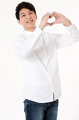 포토 JPG 스튜디오촬영 남자 실내 한명 서기 웃음 상반신 성인 앞모습 30대 한국인 하트 흰배경 손하트 성인남자한명만 국내포토 모양 1 뷰포인트 백그라운드 모션 표정 사람 동양인 손짓 내부 장년 흰색 남자한명만 성인남자만 파일형식