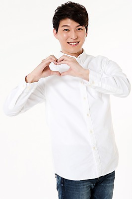 포토 JPG 스튜디오촬영 남자 실내 한명 서기 웃음 상반신 성인 앞모습 30대 한국인 하트 흰배경 손하트 성인남자한명만 국내포토 모양 1 뷰포인트 백그라운드 모션 표정 사람 동양인 손짓 내부 장년 흰색 남자한명만 성인남자만 파일형식