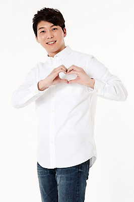 포토 JPG 스튜디오촬영 남자 실내 한명 서기 웃음 상반신 성인 앞모습 30대 한국인 하트 흰배경 손하트 성인남자한명만 국내포토 모양 1 뷰포인트 백그라운드 모션 표정 사람 동양인 손짓 내부 장년 흰색 남자한명만 성인남자만 파일형식