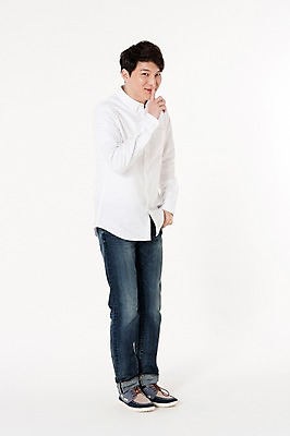 포토 JPG 스튜디오촬영 전신 남자 실내 한명 서기 웃음 손짓 성인 옆모습 30대 한국인 흰배경 쉿 성인남자한명만 국내포토 1 뷰포인트 백그라운드 모션 표정 사람 동양인 내부 장년 흰색 조용 남자한명만 성인남자만 파일형식