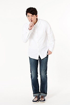 포토 JPG 스튜디오촬영 전신 응시 남자 실내 한명 서기 손짓 성인 앞모습 30대 한국인 비밀 흰배경 쉿 성인남자한명만 국내포토 1 시선 뷰포인트 백그라운드 컨셉 모션 사람 동양인 내부 장년 흰색 조용 남자한명만 성인남자만 파일형식