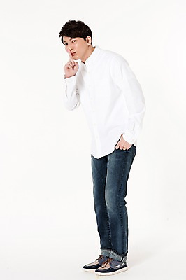 포토 JPG 스튜디오촬영 전신 남자 실내 한명 서기 손짓 성인 옆모습 30대 한국인 비밀 흰배경 쉿 성인남자한명만 국내포토 1 뷰포인트 백그라운드 컨셉 모션 사람 동양인 내부 장년 흰색 조용 남자한명만 성인남자만 파일형식
