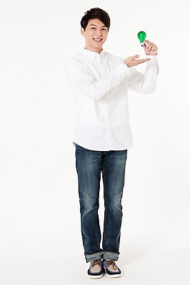 포토 JPG 스튜디오촬영 전신 남자 전구 안내 실내 한명 서기 웃음 들기 성인 앞모습 30대 한국인 가리킴 절약 그린에너지 알림 흰배경 성인남자한명만 국내포토 1 뷰포인트 백그라운드 컨셉 모션 표정 사람 동양인 손짓 내부 장년 에너지 흰색 남자한명만 성인남자만 파일형식