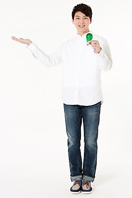 포토 JPG 스튜디오촬영 전신 남자 전구 안내 실내 한명 서기 웃음 들기 성인 앞모습 30대 한국인 가리킴 절약 그린에너지 알림 흰배경 성인남자한명만 국내포토 1 뷰포인트 백그라운드 컨셉 모션 표정 사람 동양인 손짓 내부 장년 에너지 흰색 남자한명만 성인남자만 파일형식