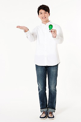 포토 JPG 스튜디오촬영 전신 남자 전구 안내 실내 한명 서기 웃음 들기 성인 앞모습 30대 한국인 절약 그린에너지 알림 흰배경 성인남자한명만 국내포토 1 뷰포인트 백그라운드 컨셉 모션 표정 사람 동양인 내부 장년 에너지 흰색 남자한명만 성인남자만 파일형식