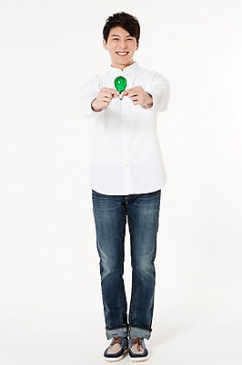 포토 JPG 스튜디오촬영 전신 응시 남자 전구 실내 한명 서기 웃음 들기 성인 앞모습 30대 한국인 절약 그린에너지 흰배경 성인남자한명만 국내포토 1 시선 뷰포인트 백그라운드 컨셉 모션 표정 사람 동양인 내부 장년 에너지 흰색 남자한명만 성인남자만 파일형식