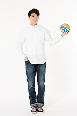 포토 JPG 스튜디오촬영 전신 남자 실내 한명 서기 웃음 들기 성인 앞모습 30대 글로벌 지구본 한국인 흰배경 성인남자한명만 국내포토 1 뷰포인트 백그라운드 모션 표정 사람 동양인 내부 장년 흰색 남자한명만 성인남자만 파일형식